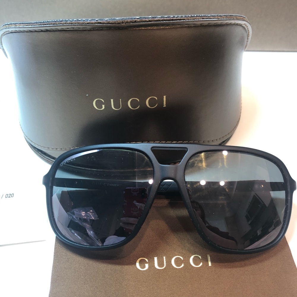 Gucci sunglass with case